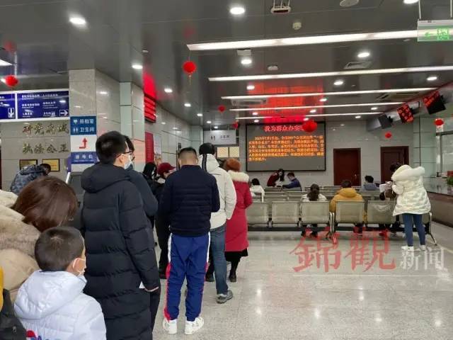 延时服务无缝衔接节后第一天，成都公安办证中心16个窗口“火力全开”