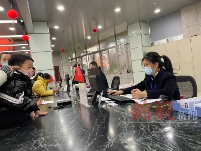 延时服务无缝衔接节后第一天，成都公安办证中心16个窗口“火力全开”