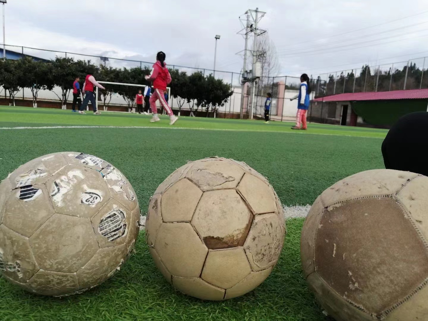 留守儿童足球队日韩世界杯(中国女足夺冠后 乌蒙山里的小学生女足球队：长大后我想成为你)