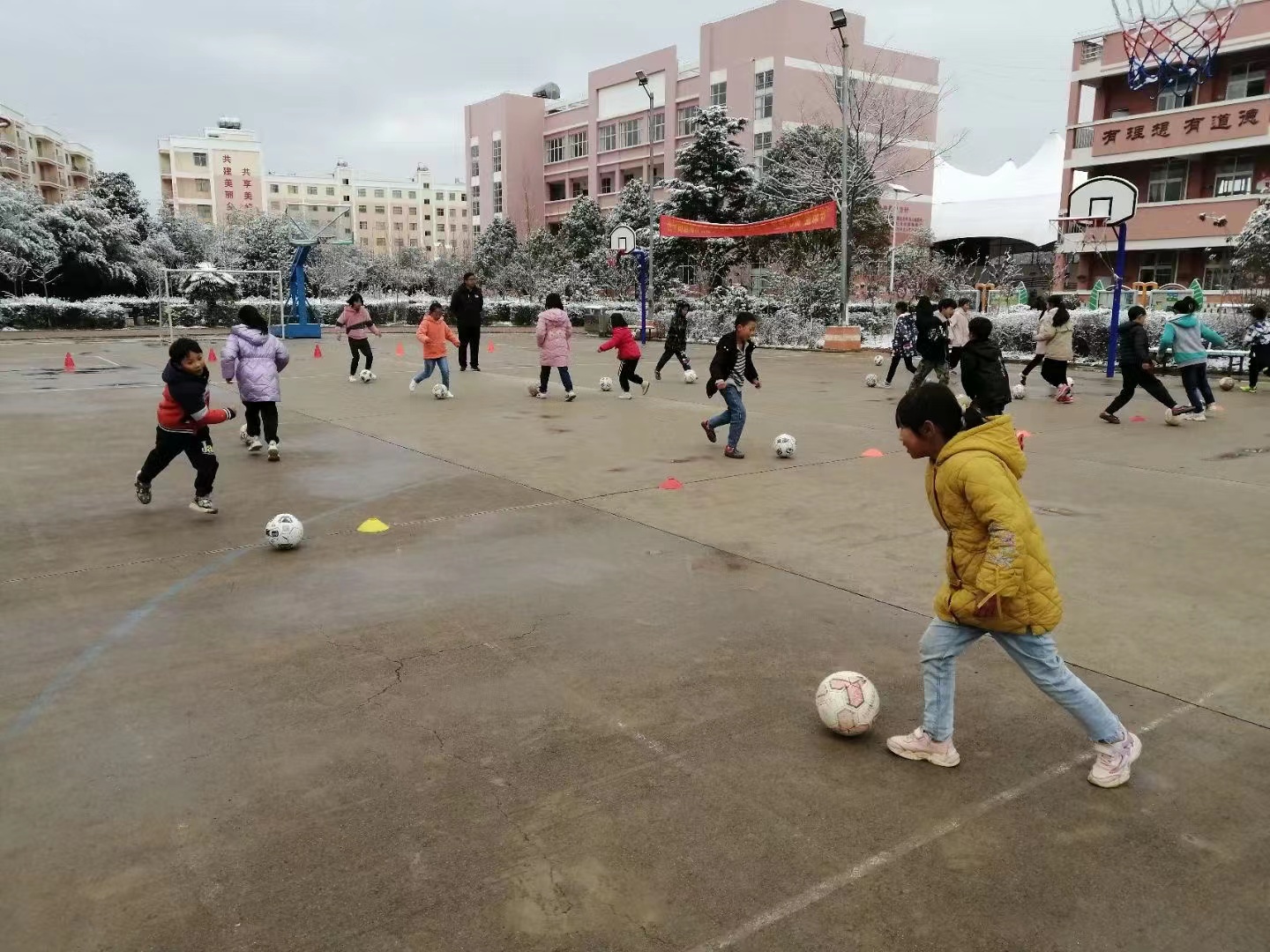 留守儿童足球队日韩世界杯(中国女足夺冠后 乌蒙山里的小学生女足球队：长大后我想成为你)