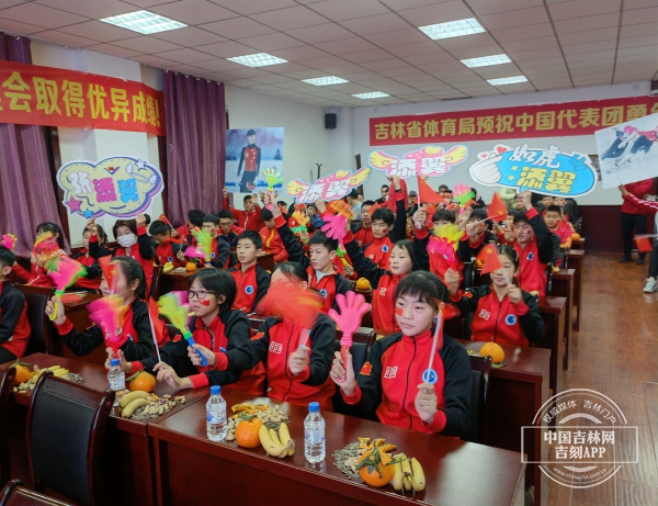 吉林省体育运动学校短道速滑教练郭伟：张添翼在比赛中有些紧张，积累了宝贵经验