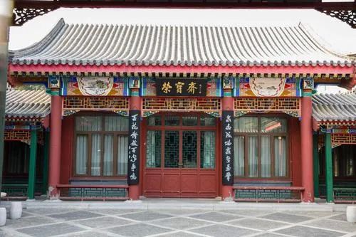 荣宝斋的前身"松竹斋",始建于清康熙十一年,1894年更名为荣宝斋,取"以