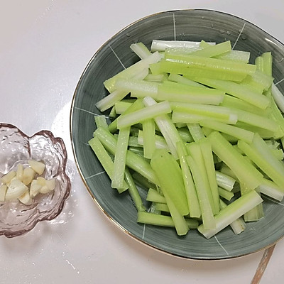 芹菜炒肉的做法（脆香可口的芹菜炒肉家常做法）