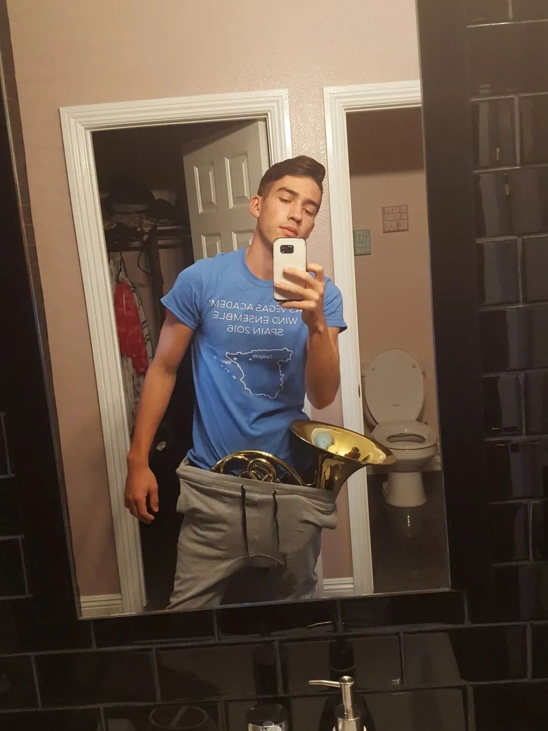 中国男孩为什么都在痴迷灰色运动裤？