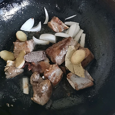 排骨炖土豆怎么做最好吃（土豆炖排骨的家常做法教程）