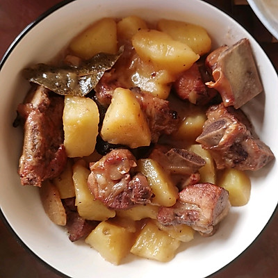 排骨炖土豆怎么做最好吃（土豆炖排骨的家常做法教程）