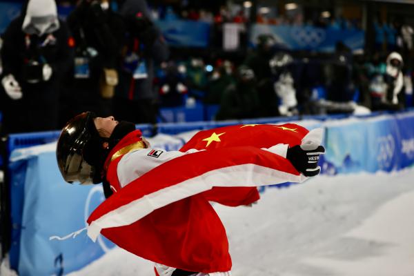 “四朝元老”徐梦桃一跳圆梦，中国女子滑雪终于打破“无冠魔咒”