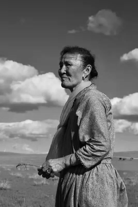 (图为乌兰红梅的母亲)【简介】云露,蒙古族,全国公安文联会员,内蒙古