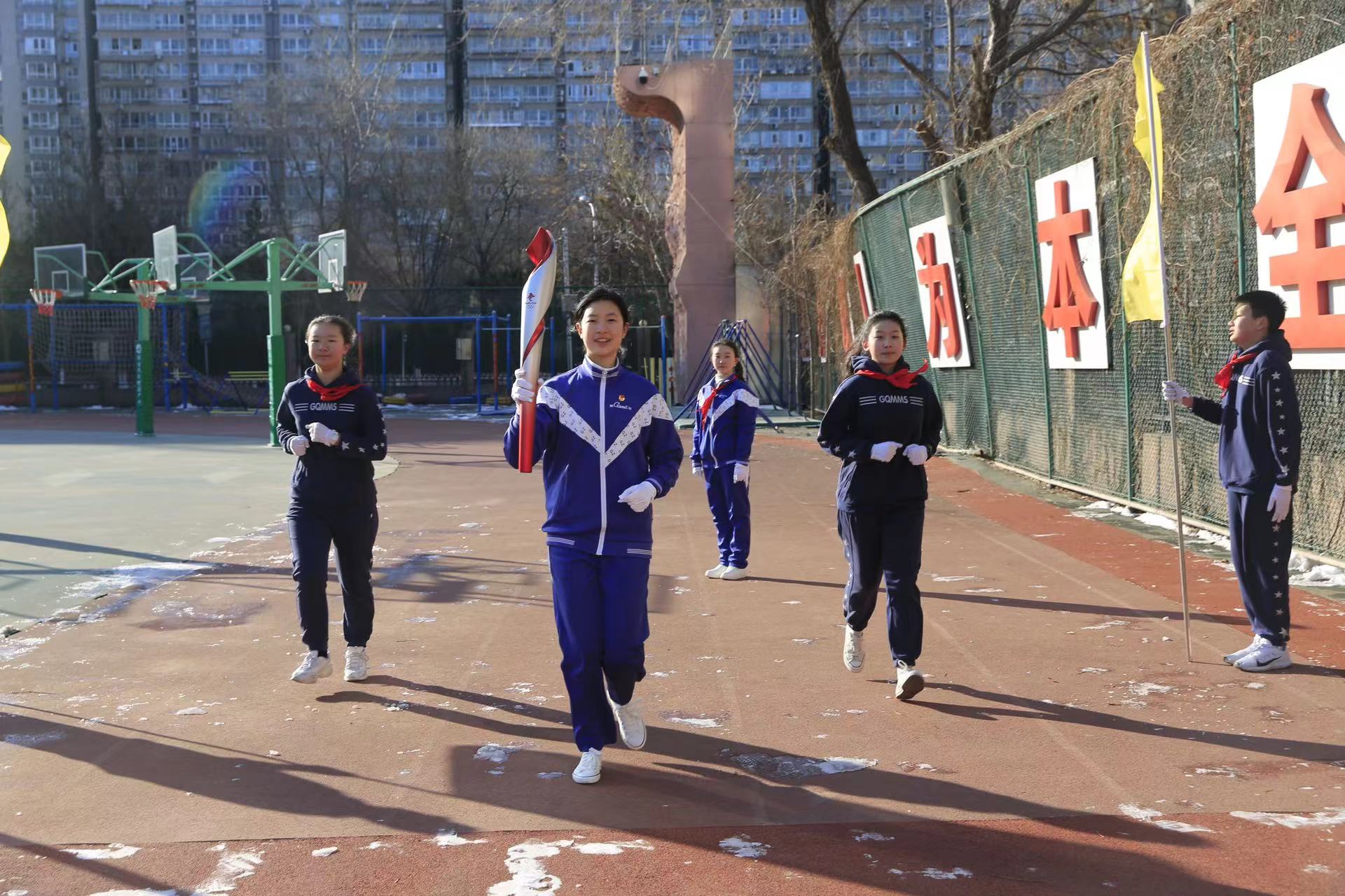 北京市廣渠門中學(xué):火炬接力點(diǎn)亮新學(xué)期(圖1) 北京市廣渠門中學(xué):火炬接力點(diǎn)亮新學(xué)期(圖1)