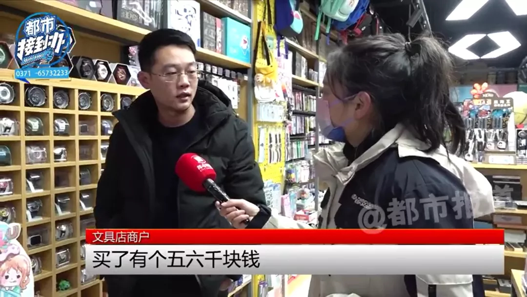 10岁娃花9800元买奥特曼卡片！老板：一次几百块钱不多啊