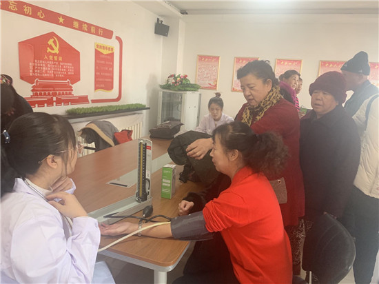 吉星社区联合大学生志愿者共同开展了义诊进社区活动