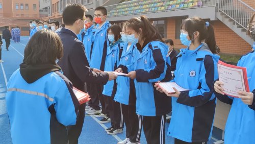 渭城中學(xué)舉行開(kāi)學(xué)典禮，300人獲得獎(jiǎng)學(xué)金(圖3)