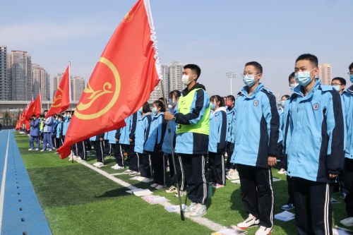 渭城中學(xué)舉行開(kāi)學(xué)典禮，300人獲得獎(jiǎng)學(xué)金(圖1)