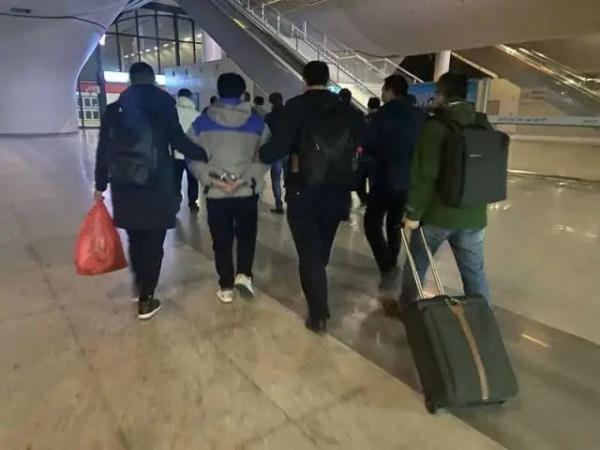 送宝马给爸爸庆生，在校大学生竟靠这赚钱！5人被抓……