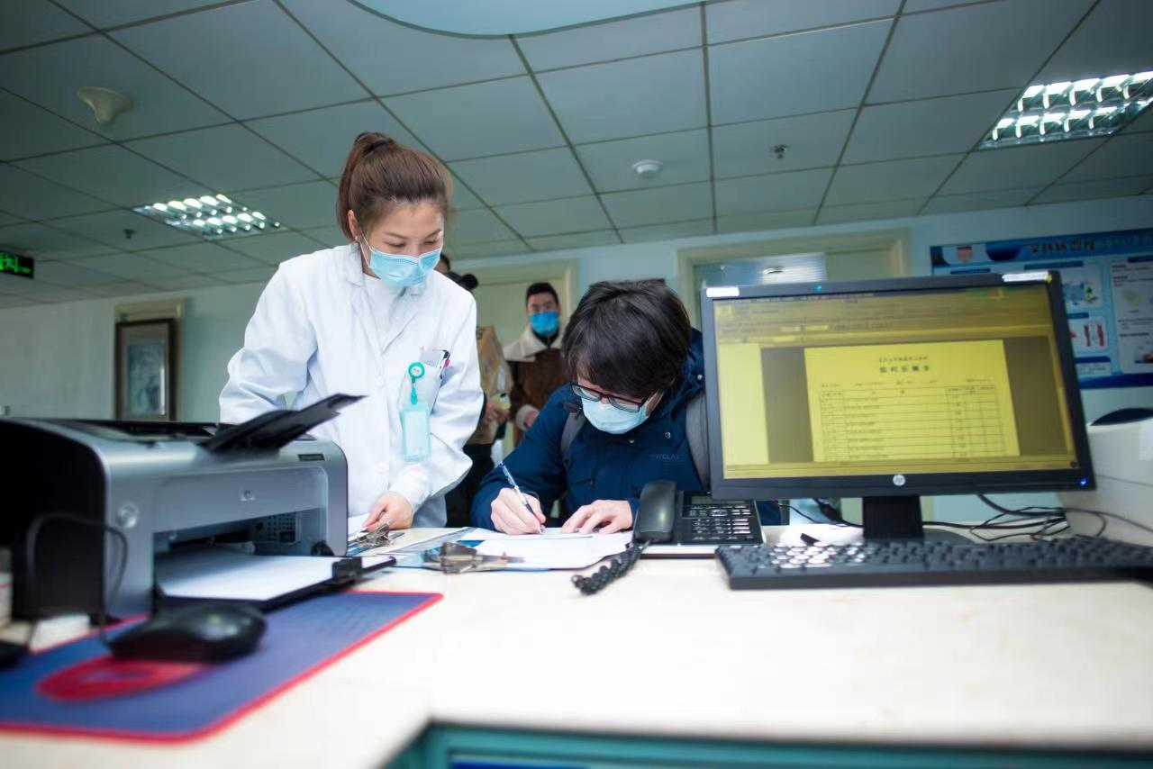 95后交医学生拿到执医证后，首次救人：上海完成了第557例造血干细胞捐赠。
