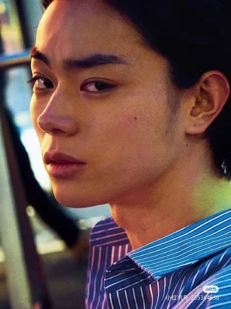 下颌骨线条明显,让他的侧脸看上去颇有个性,皮肤细腻,甚至苍白,在光影