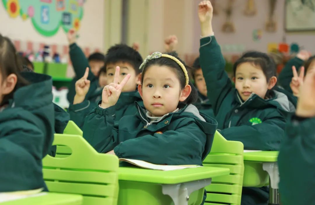 教室里静悄悄的只听见同学们在纸上写字的什么声（你上课走进教室时发现黑板上写着你的外号）