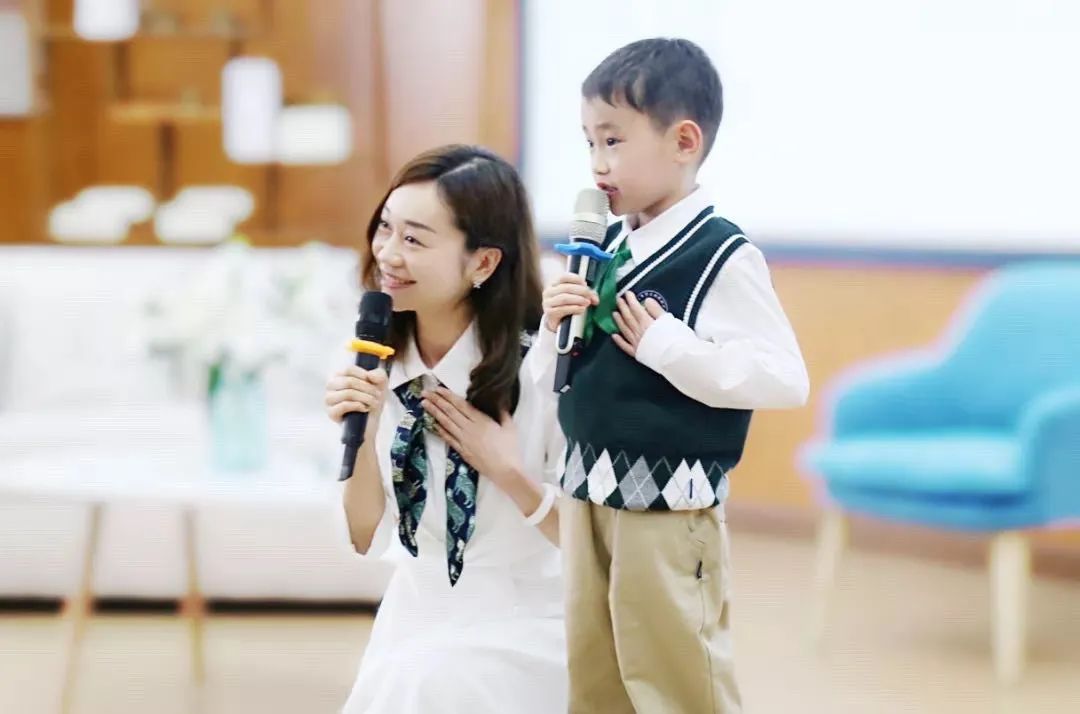 教室里静悄悄的只听见同学们在纸上写字的什么声（你上课走进教室时发现黑板上写着你的外号）