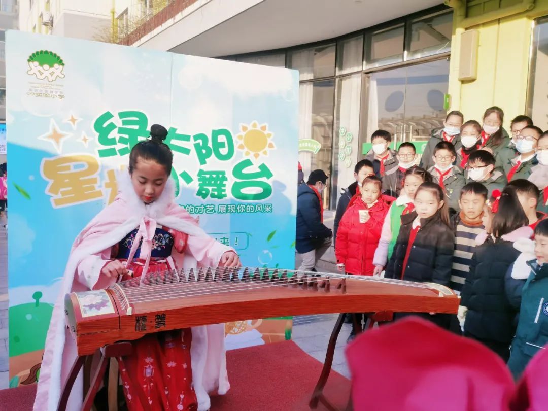 教室里静悄悄的只听见同学们在纸上写字的什么声（你上课走进教室时发现黑板上写着你的外号）
