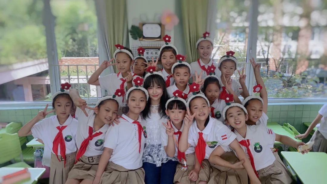 教室里静悄悄的只听见同学们在纸上写字的什么声（你上课走进教室时发现黑板上写着你的外号）