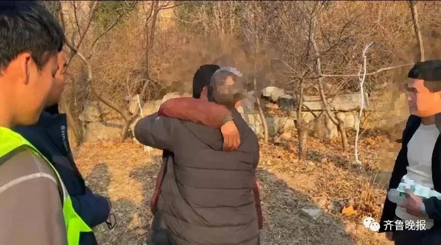 4位大学生乘出租车返校，途中往窗外一瞥…太巧了