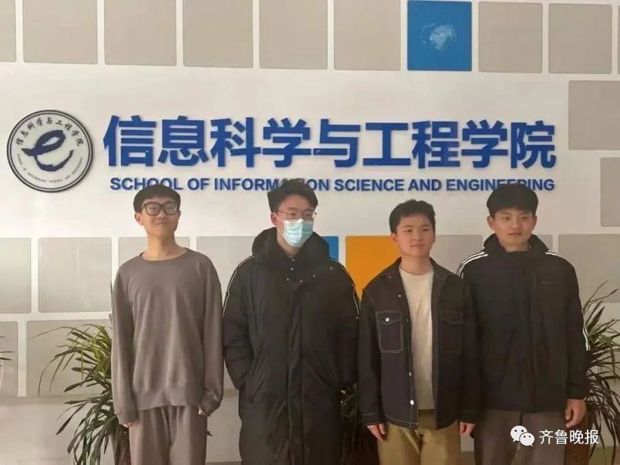 4位大学生乘出租车返校，途中往窗外一瞥…太巧了