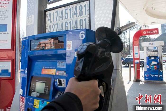 国际油价大涨 美国原油期价突破每桶110美元