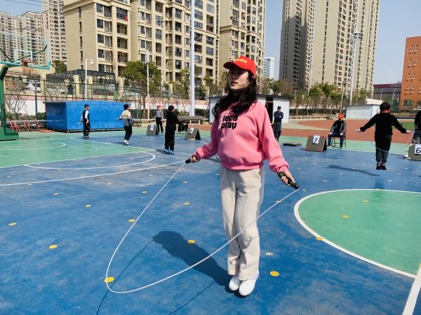 "体育锻炼是为了让我们更自信,而不是颓丧"跳绳运动会后,小学生收到了