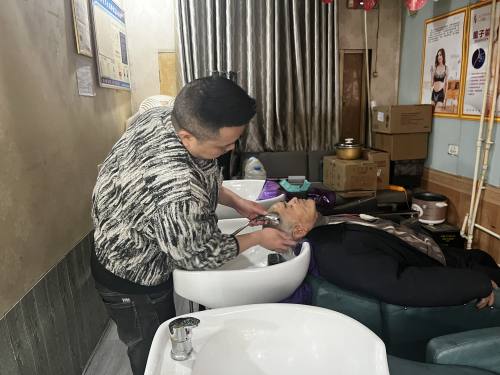 从三七分到飞机头,我们的理发故事在默默的变化