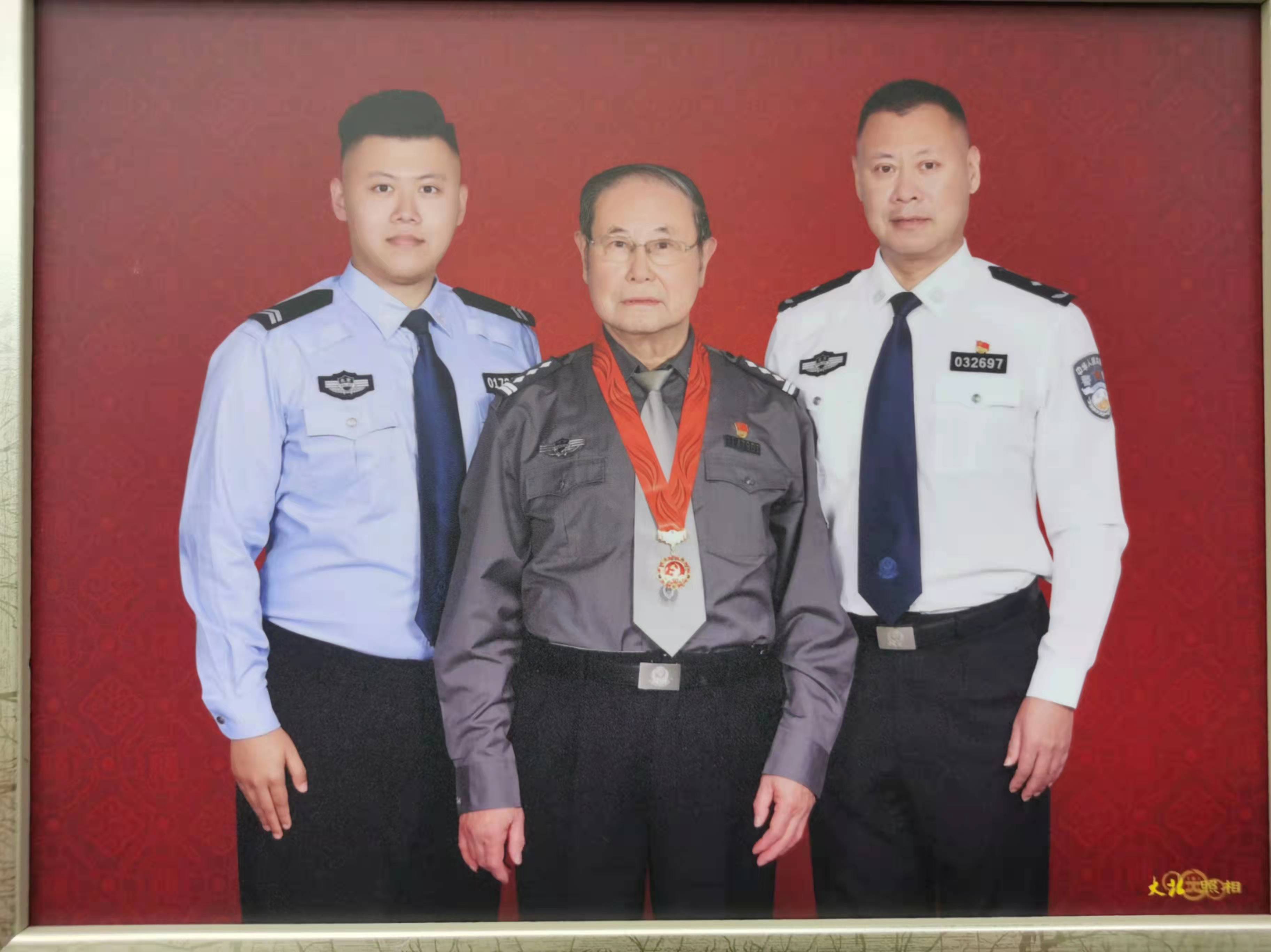 北京一家三代警察服务冬奥：孙子场馆外执勤，爷爷家门口做志愿者