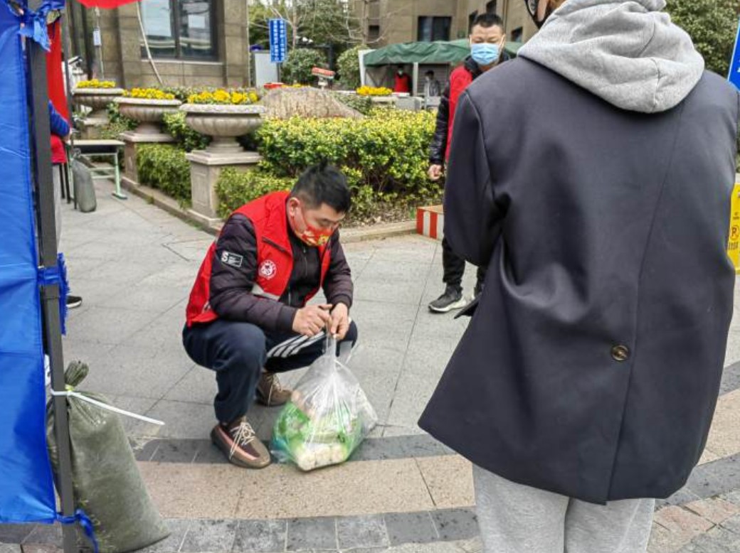 “收到消息后我没有慌”！杭州男装店老板：家里物资备足了 最忐忑的是生意