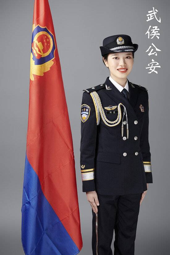 不爱红装爱“警装”成都武侯公安给“警花”准备了一份特别的节日礼物