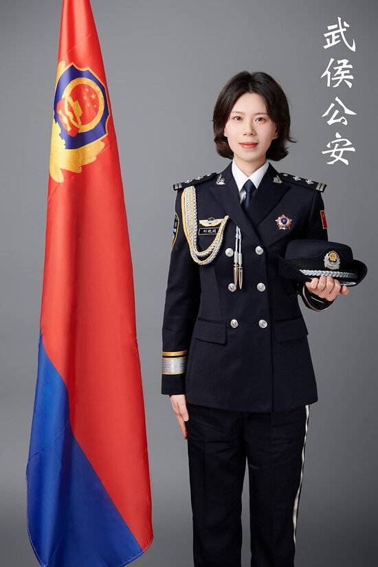 不爱红装爱“警装”成都武侯公安给“警花”准备了一份特别的节日礼物