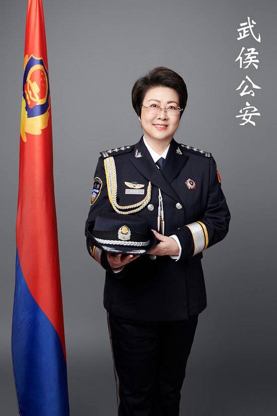 不爱红装爱“警装”成都武侯公安给“警花”准备了一份特别的节日礼物