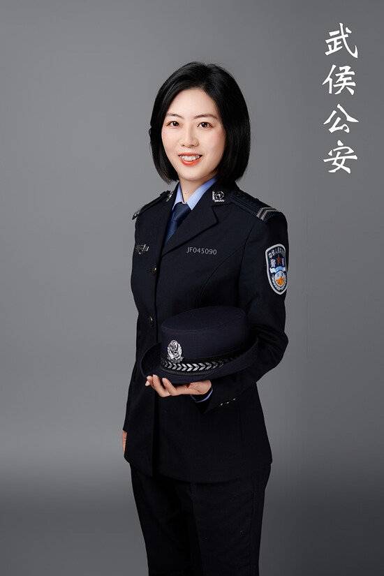 不爱红装爱“警装”成都武侯公安给“警花”准备了一份特别的节日礼物