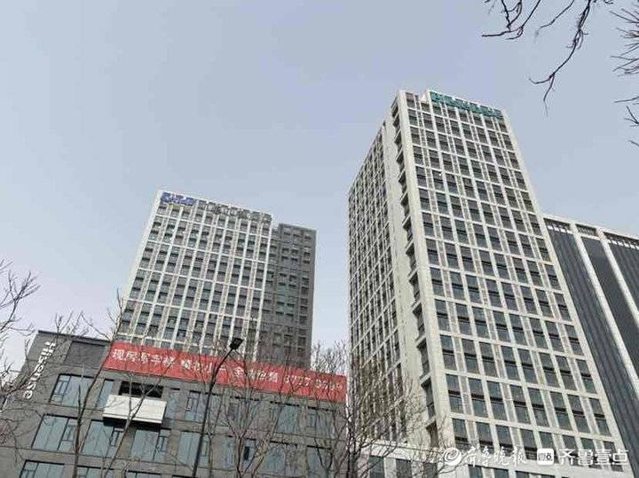 一栋楼上挂俩名！济南市民称买公寓却像住进酒店，城管：督促整改