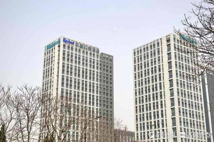 一栋楼上挂俩名！济南市民称买公寓却像住进酒店，城管：督促整改