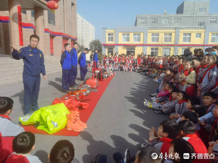 菏泽市鼎涛区第四区实验小学进入消防队，并回应“蓝色火焰”