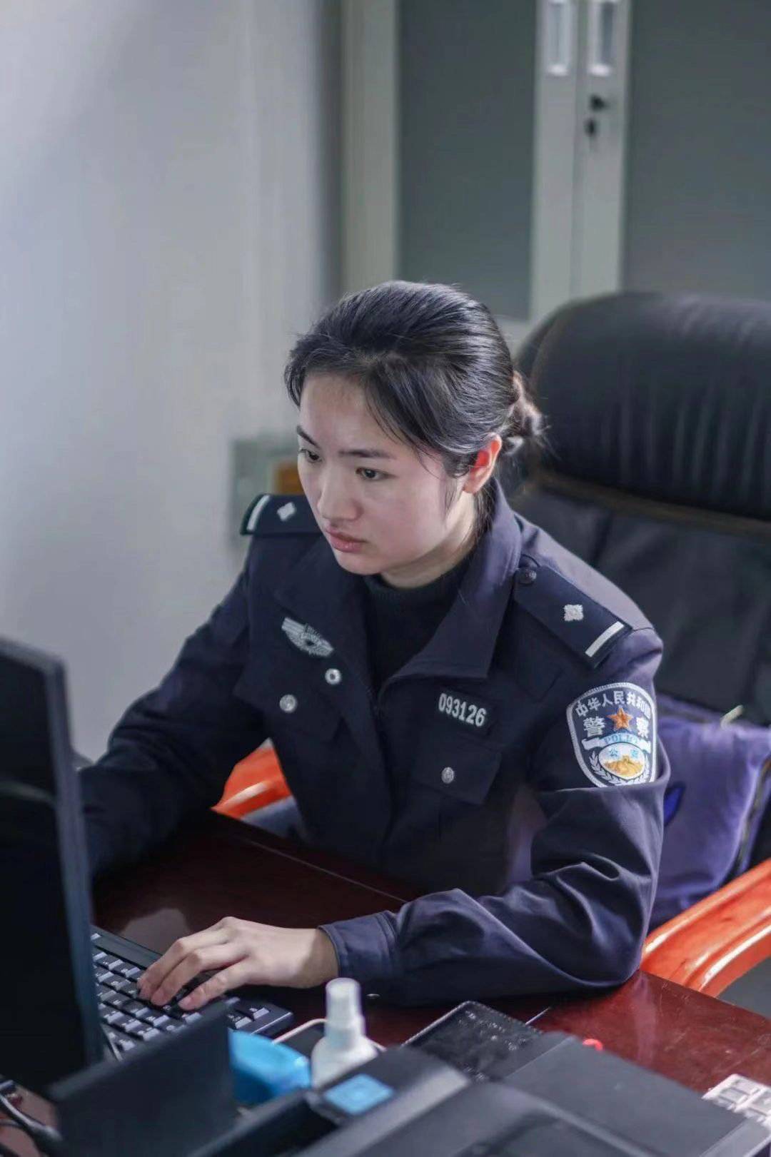 派出所女协警图片