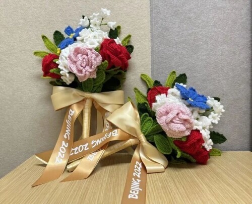 颁奖花束上多了朵小蓝花，灵感来自她