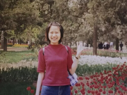 颁奖花束上多了朵小蓝花，灵感来自她