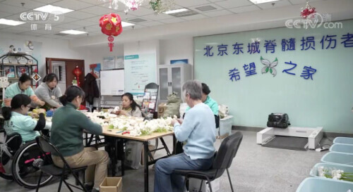 颁奖花束上多了朵小蓝花，灵感来自她