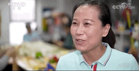颁奖花束上多了朵小蓝花，灵感来自她