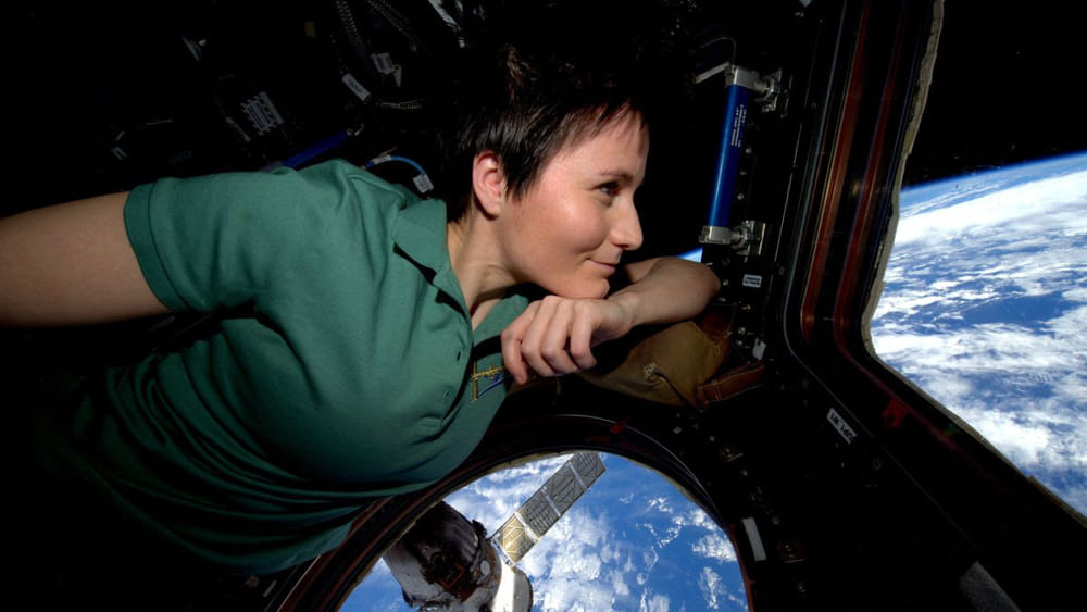 《成为一颗星》：意大利首位女宇航员的“太空随笔”