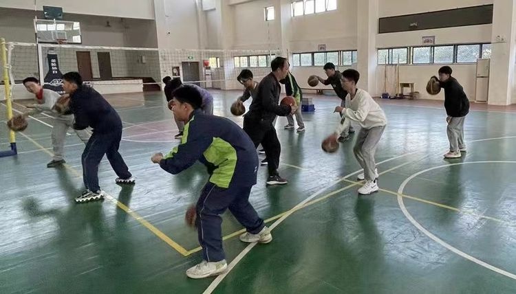 体艺如花绽放快乐校园，青春似火点燃亮丽人生——练市一中课后素质拓展服务