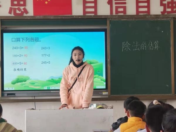 �������ÿ�����ʵ��ѧУ��չ�½���ʦ��ѧ�ӵ�����