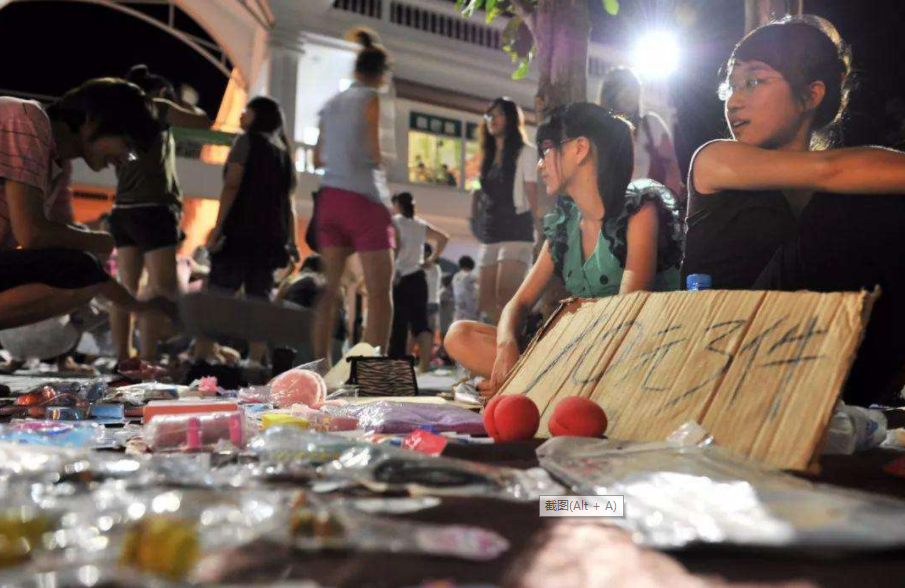 以前看不起的“摆地摊”，你已经高攀不上了