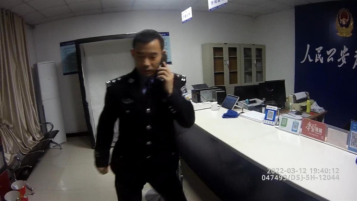 生死的时速！异乡的网络用户向警察通报，警察协助40分钟救助了轻生女。