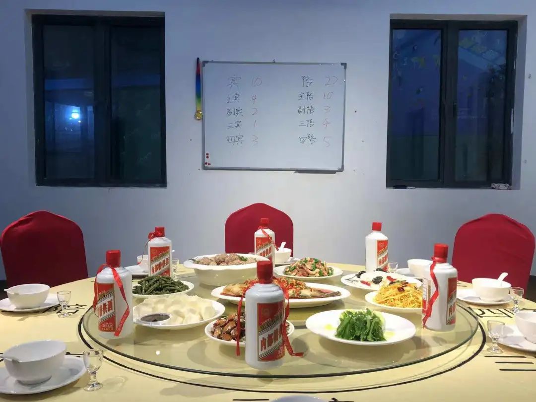 一款「山东酒桌」魔幻现实游戏，让这个00后制作人的微信被加爆了