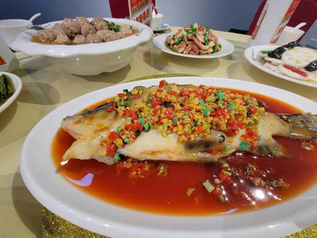 一款「山东酒桌」魔幻现实游戏，让这个00后制作人的微信被加爆了